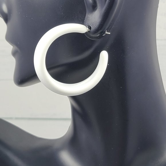 White 80's Retro Smooth Matte Texture 1.5" Semi Wide Fashion Hoop Earrings - Picture 9 of 11